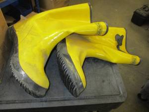lot 10 image: Slush Boots