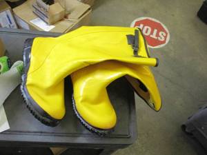 lot 14 image: Slush Boots