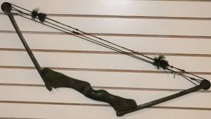 lot 5 image: Browning Youth Bow