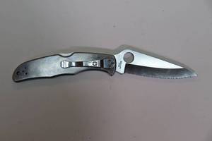 lot 30 image: Spyderco V8-10 Folding Knife