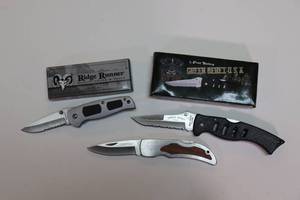 lot 33 image: (3) Folding Knives