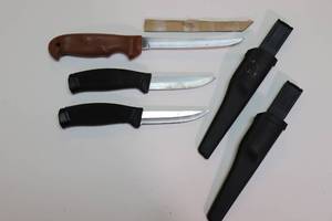 lot 38 image: (3) Knives