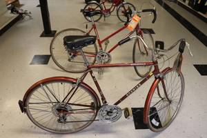 lot 44 image: (2) Schwinn Bikes