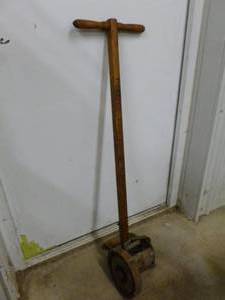 lot 3 image: Antique Lawn Edger