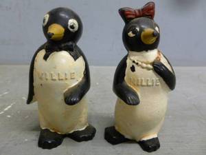 lot 17 image: Vintage Salt And Pepper Set