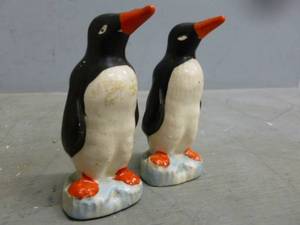 lot 18 image: Vintage Salt And Pepper Set