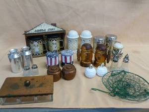 lot 75 image: Salt & Pepper Shaker Sets