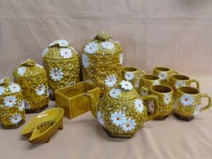 lot 104 image: Vintage Kitchen Set