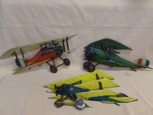 lot 130 image: Vintage Airplane Decoration Set