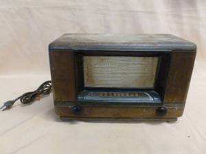 lot 220 image: Vintage Tube Radio