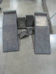 lot 52 image: Rhino ramps, tire chucks
