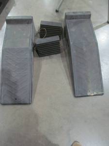 lot 53 image: Rhino ramps, tire chucks