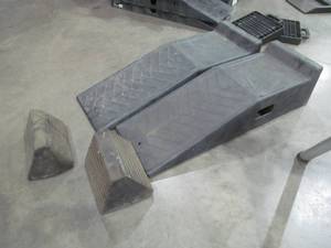 lot 55 image: Rhino ramps, tire chucks