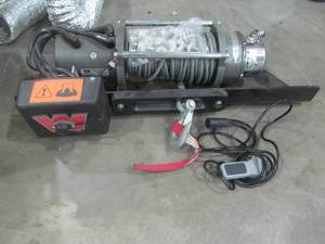 lot 70 image: Warn winch