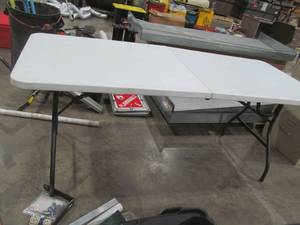 lot 94 image: Cosco table