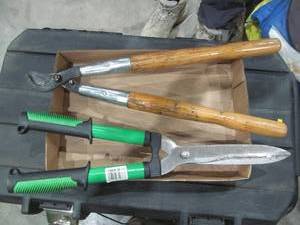 lot 377 image: lawn tools