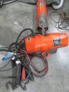 lot 400 image: CM hoist