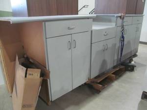 lot 422 image: cabinets