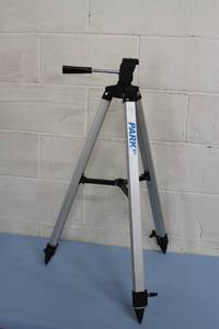 lot 31 image: Parks Optical J-90 Tripod 701-49503 with Soft Storage  Travel Case