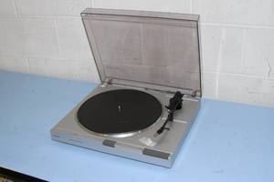 lot 40 image: Magnavox Automatic Return Record Player  Phono  Turntable