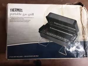 lot 3 image: Thermos Portable Gas Grill