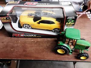 lot 24 image: NEW RC Car, 1-John Deere Tractor