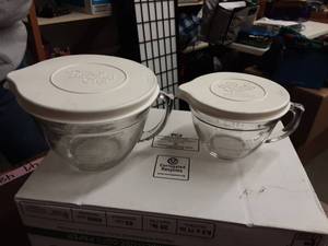 lot 31 image: 2-Pampered Chef Glass Measures With Lids 1-1 Quart, 1-2 Quart