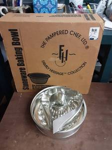 lot 34 image: Pampered Chef Stoneware Baking Bowl & 2- Bake Ware Pans