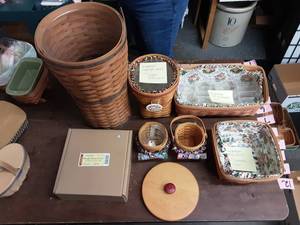lot 36 image: 4-Longaberger 18 Round Baskets, Berry, Pen Pal, Vanity, Snapdragon, 1-Round Lid, 1-6 Pie Plate Lid