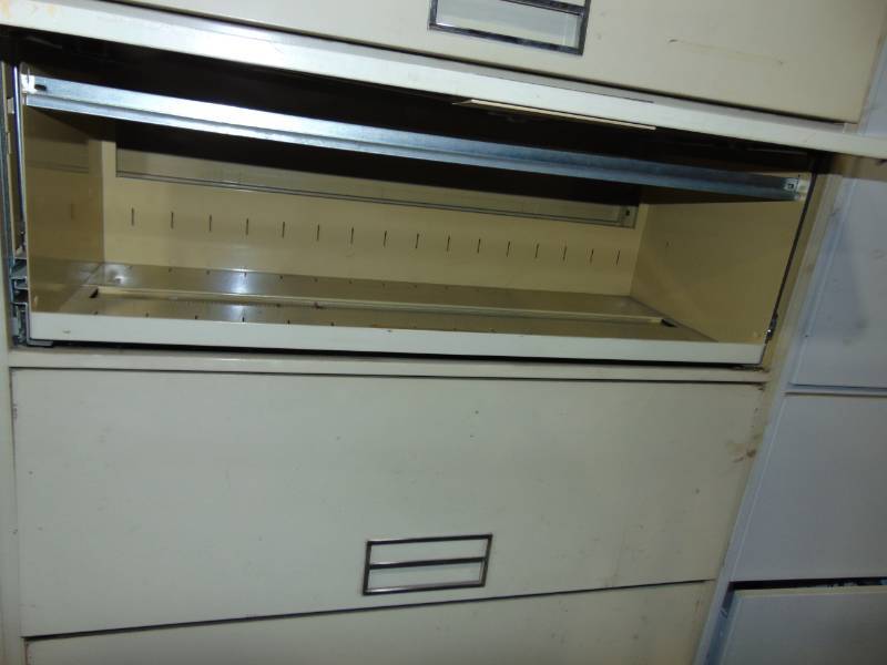 lot 22 image: Large 5 Drawer File Cabinet