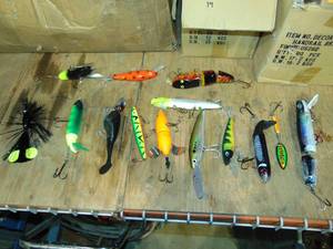 lot 96 image: (14) Large Musky Lures