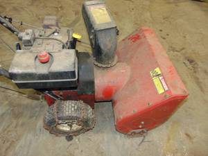lot 17 image: Estate 8 Hp Snowblower
