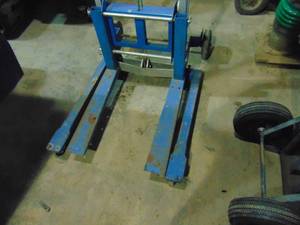 lot 36 image: Material Lift With Wheels