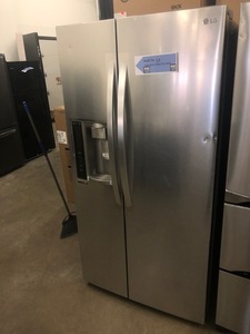 lot 4 image: LG Refrigerator