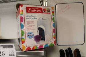 lot 29 image: Sunbeam Igloo Snow Cone Maker