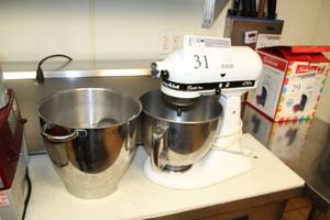 lot 31 image: Kitchenaid Mixer, Accessories, Mixing Bowls