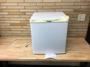 lot 61 image: HAIRE HNSB02 Mini Refrigerator