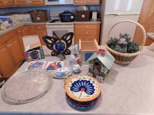 lot 48 image: Lot of Decor