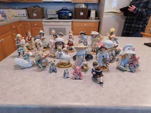 lot 44 image: Lot of Figurines