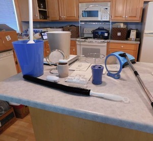 lot 43 image: Bathroom Items