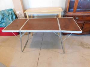 lot 206 image: Vintage Table