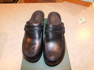 lot 142 image: Shoes