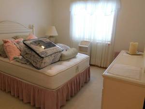 lot 29 image: Bedroom Set
