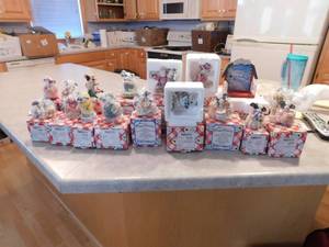 lot 183 image: Lot of Marys Moo Moos Figurines