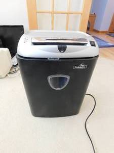 lot 33 image: Electric Paper Shredder