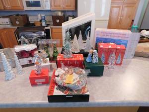 lot 200 image: Lot of Christmas Decor