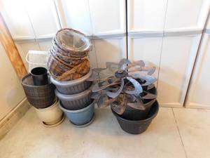 lot 212 image: Pots