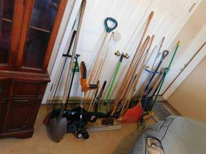 lot 226 image: Lawn Tools