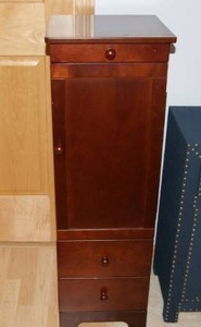 lot 9 image: Jewellery Cabinet
