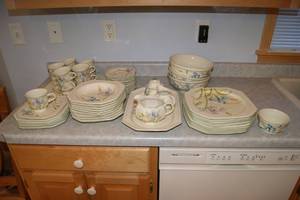 lot 61 image: Dish Set